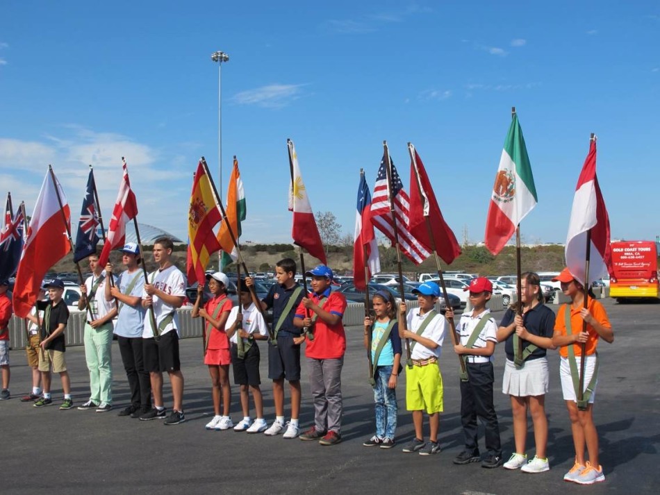 开幕式上，中国代表队旗手尚文昭神情庄重，手持鲜艳的五星红旗，正引领队伍缓缓步入会场。