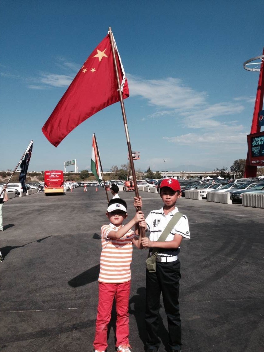 尚文昭与队友们在赛场边亲密合影，几位中国小将并肩站立，笑容灿烂，展现了中国青少年高尔夫球的团队风采。