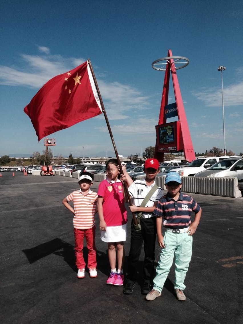 尚文昭在练习果岭上沉稳推杆，动作标准而专注，体现了中国年轻一代高尔夫球手扎实的训练基础与认真的态度。