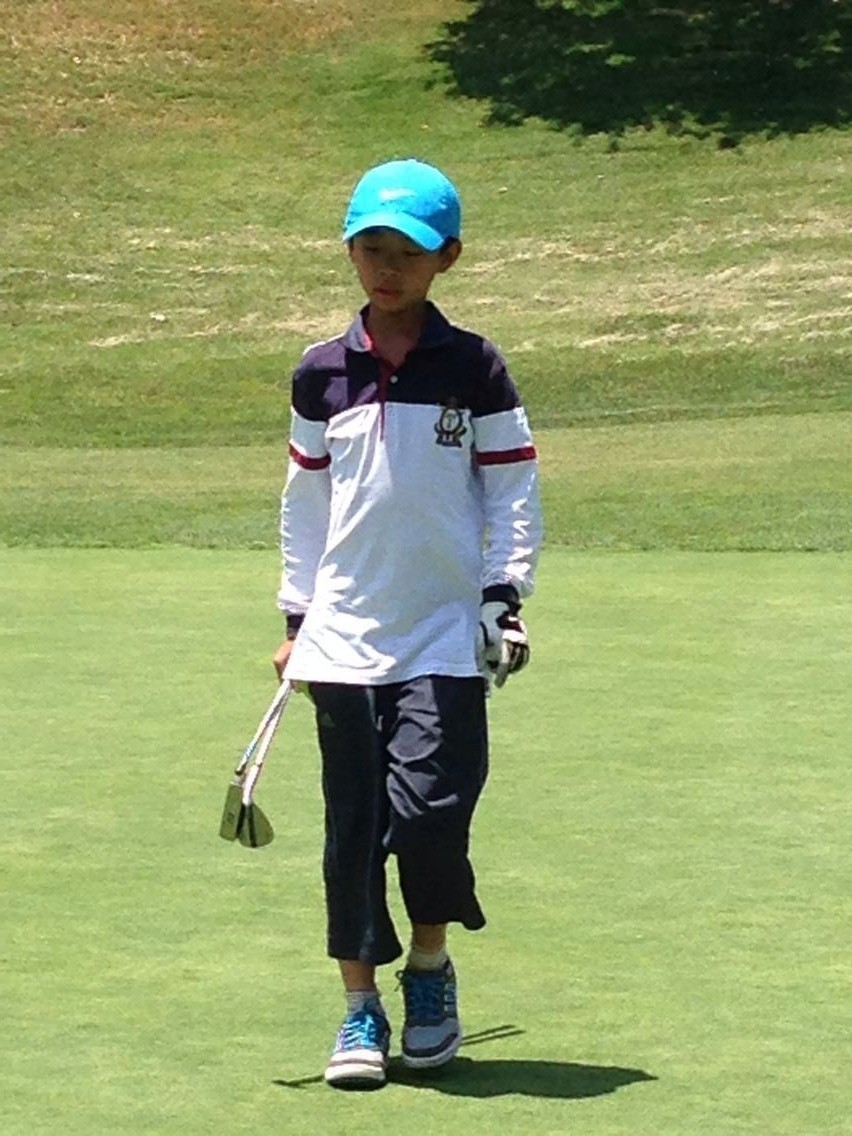 全球青少年选手们汇聚一堂，不同肤色的孩子们在赛场上交流互动，构成了和谐而充满活力的国际体育文化交流场景。