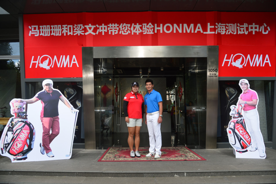 冯珊珊与梁文冲并肩站在测试中心大门前，与所有参与活动的嘉宾留下大合影