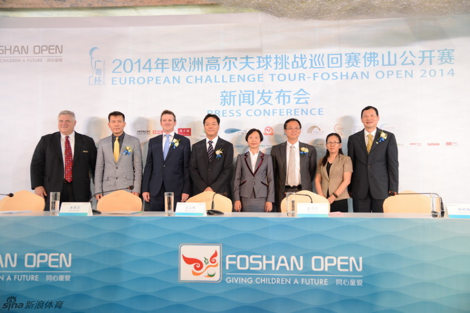 发布会圆满结束后，中外嘉宾齐聚一堂，在背景板前笑容满面地合影留念，记录这一重要时刻。