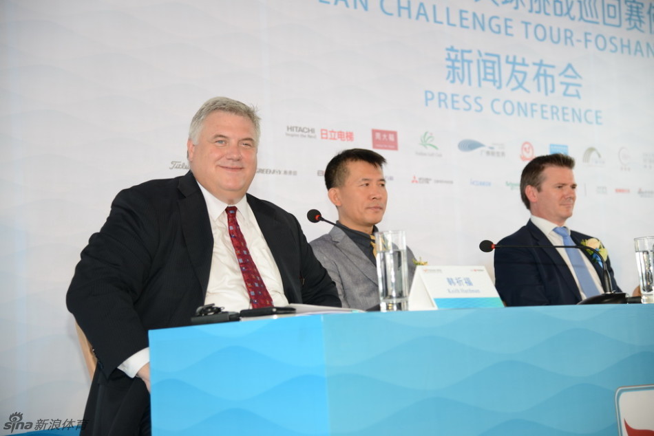 佛山高尔夫球会总经理韩祈福在活动中向嘉宾致意，其专业与亲和力是赛事成功举办的关键因素之一。