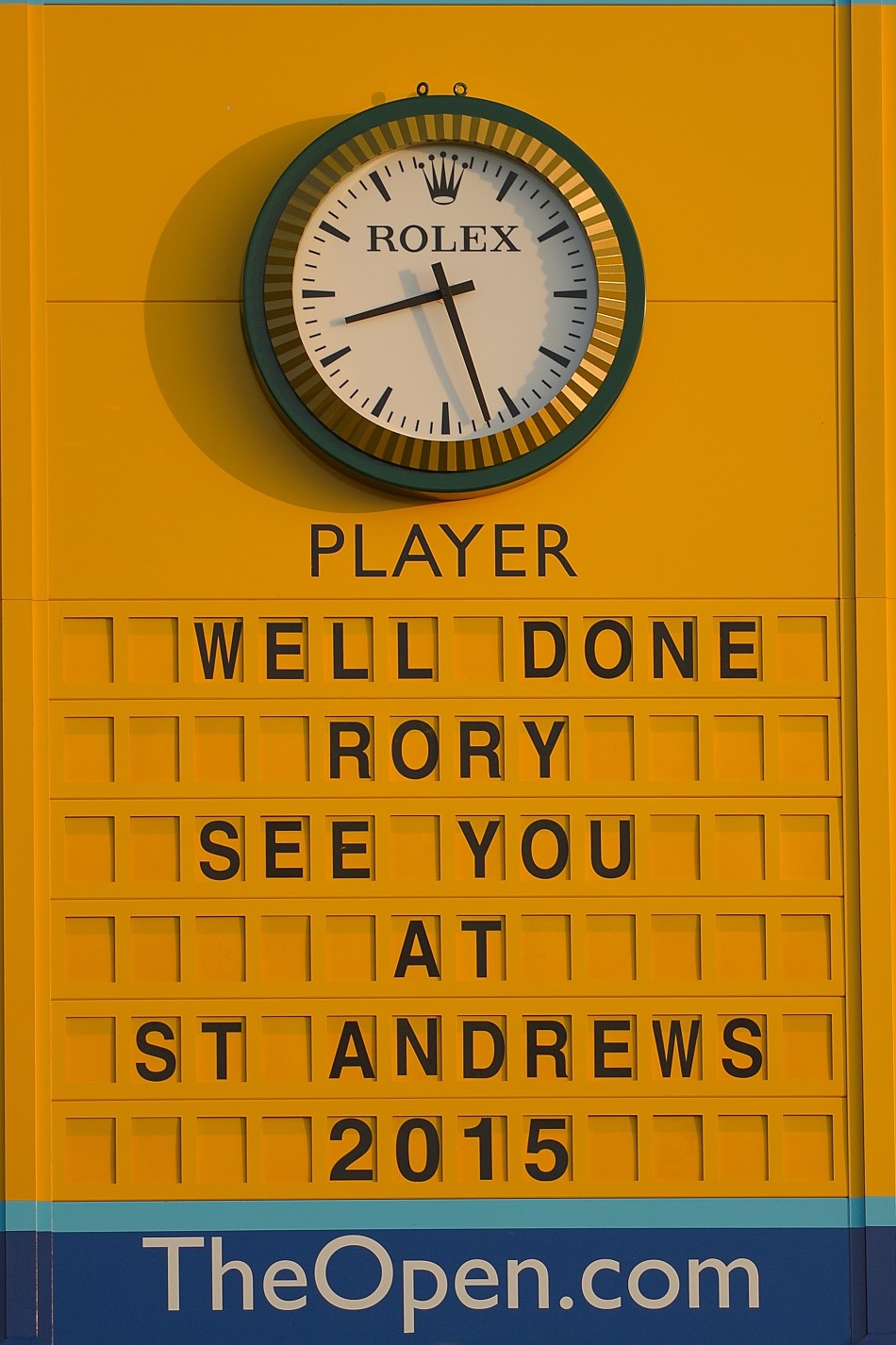 经典劳力士时钟与罗里·麦克罗伊的形象并列，预示着一场约定：传奇赛事与伟大球员将于2015年在圣安德鲁斯老球场再聚首