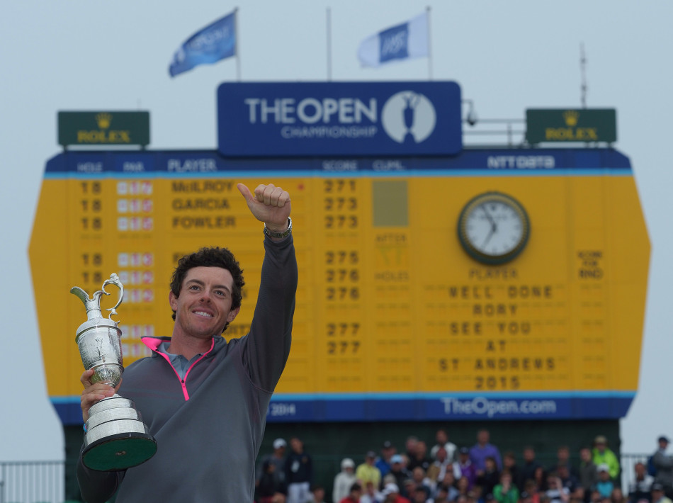 罗里·麦克罗伊手捧葡萄酒壶奖杯，在积分榜前绽放胜利笑容，宣告2014年皇家利物浦的新王加冕