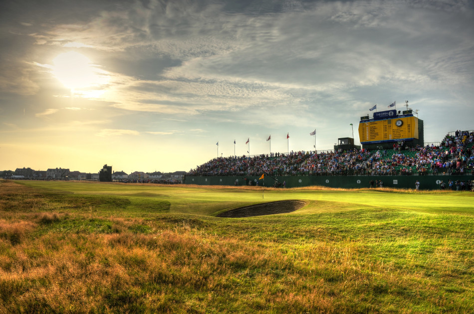 金色阳光洒满皇家利物浦球场的连绵绿茵与沙坑，宁静中蕴藏着大赛将至的激动与挑战
