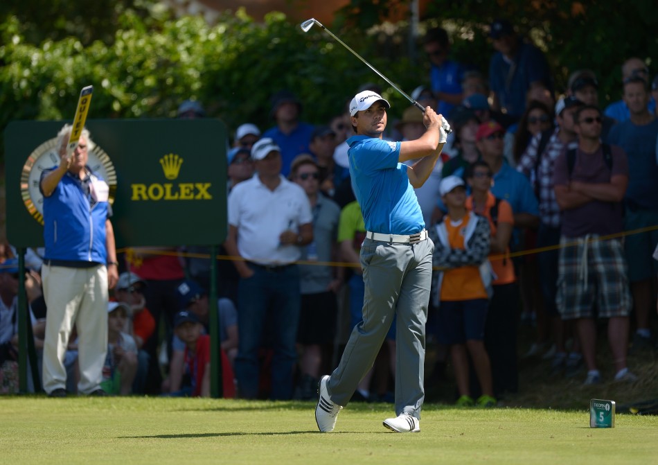 简森·戴伊在开球瞬间爆发出全身力量，动态的挥杆动作完美捕捉了高尔夫运动的激情与爆发力