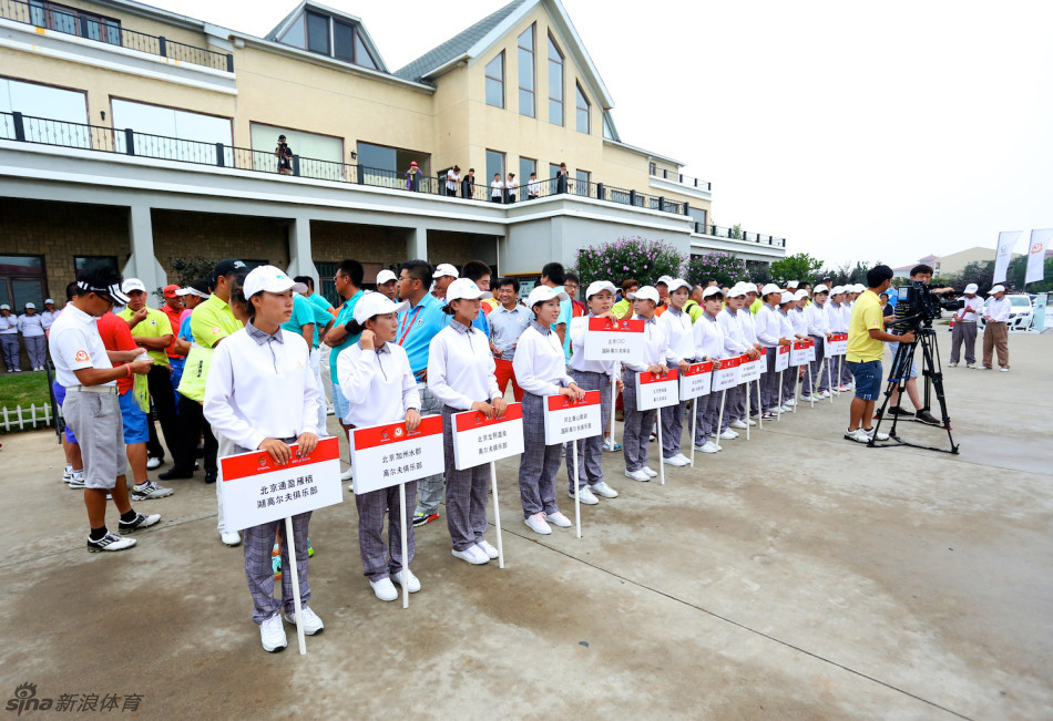 颁奖典礼现场全景，冠军队伍高举奖杯，背景是蓝天与球场，气氛热烈而荣耀