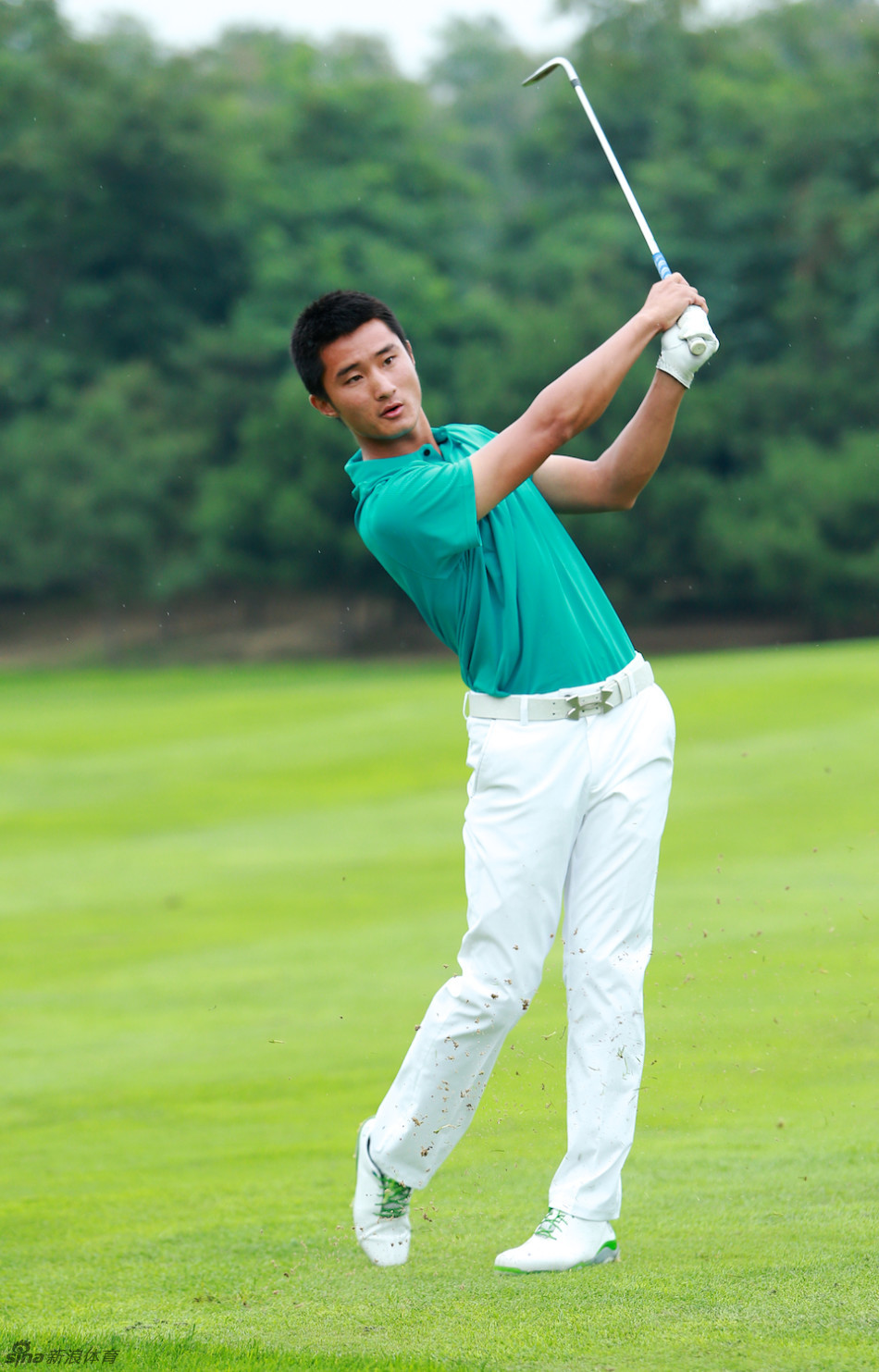 专业组选手晁海蒙在唐山南湖球场专注挥杆，姿态标准，眼神坚定地望着球飞行的方向