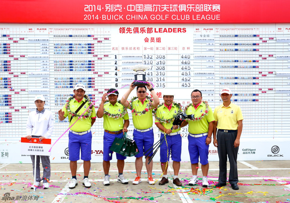 赛事冠军奖杯特写，奖杯造型优雅，在灯光下熠熠生辉，象征着竞技的最高荣誉