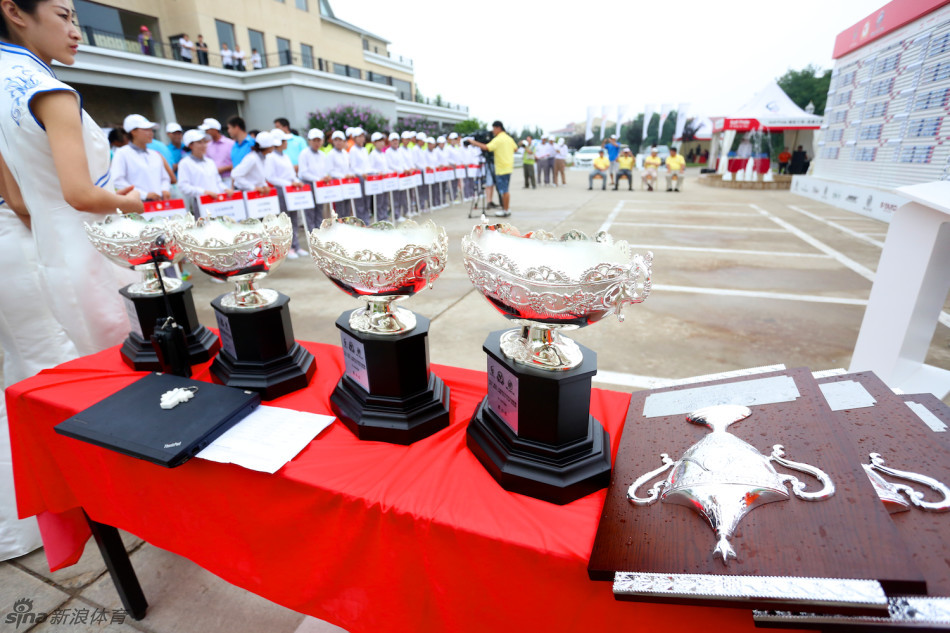 获奖选手冯双龙个人特写，他手持奖杯站在颁奖台上，目光炯炯有神，充满胜利者的风采