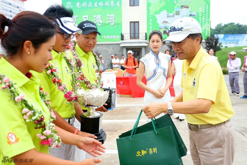 专业组加洞赛紧张瞬间，唐山南湖与龙熙温泉的选手同场竞技，观众在旁屏息凝视