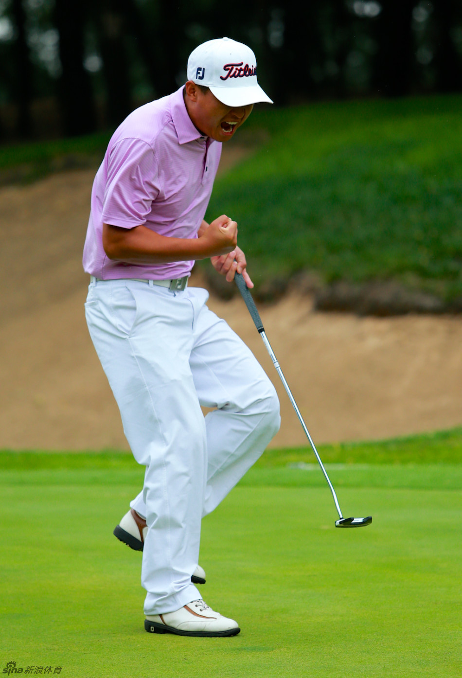 赛事颁奖现场大合影，所有获奖选手与颁奖嘉宾齐聚一堂，高举奖杯，记录下这荣耀与友谊共存的珍贵时刻