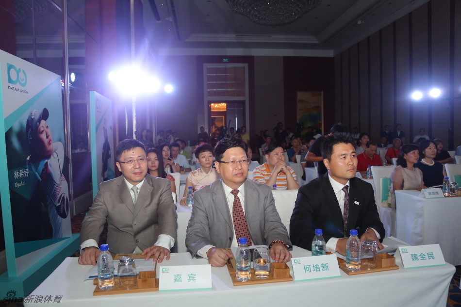 IMG梦之队核心成员与经纪人魏全明及重要嘉宾在成立仪式上亲切合影，共同见证这一历史性时刻