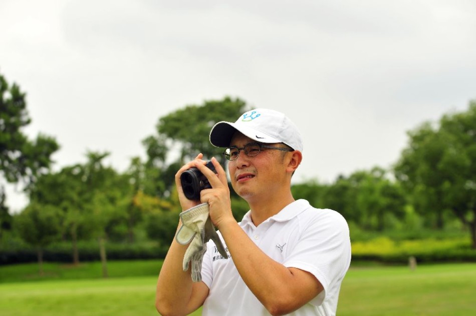 四位球手在发球台并肩而立，笑容灿烂如初夏阳光，展现团队默契