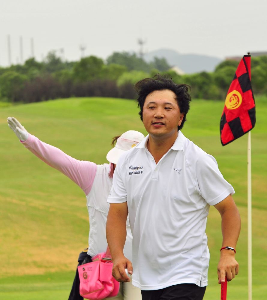 颁奖典礼上冠军手持奖杯向观众致意，金色奖杯在聚光灯下熠熠生辉