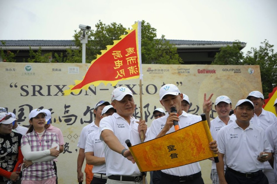 蓝衣球手在沙坑中沉稳救球，扬起白色沙粒如绽放的胜利礼花