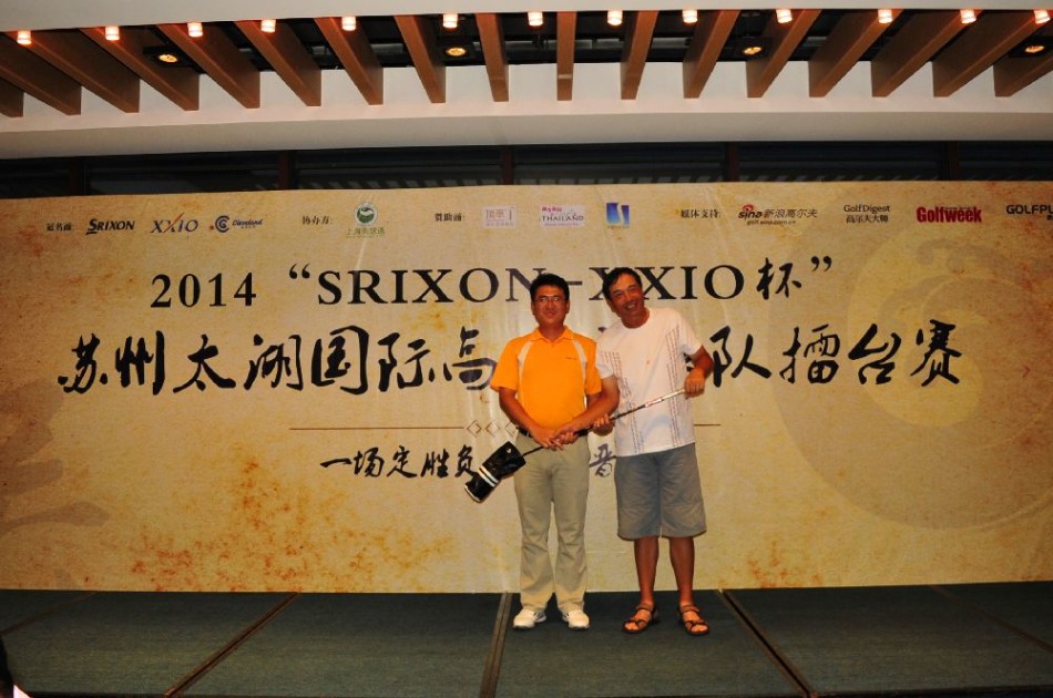 两位球手在果岭上并肩观察球线，专注神情仿佛在解读大地的脉络