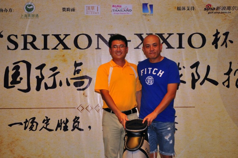 黄昏时分三位球手漫步球道，晚霞为他们披上鎏金衣裳，勾勒出从容背影