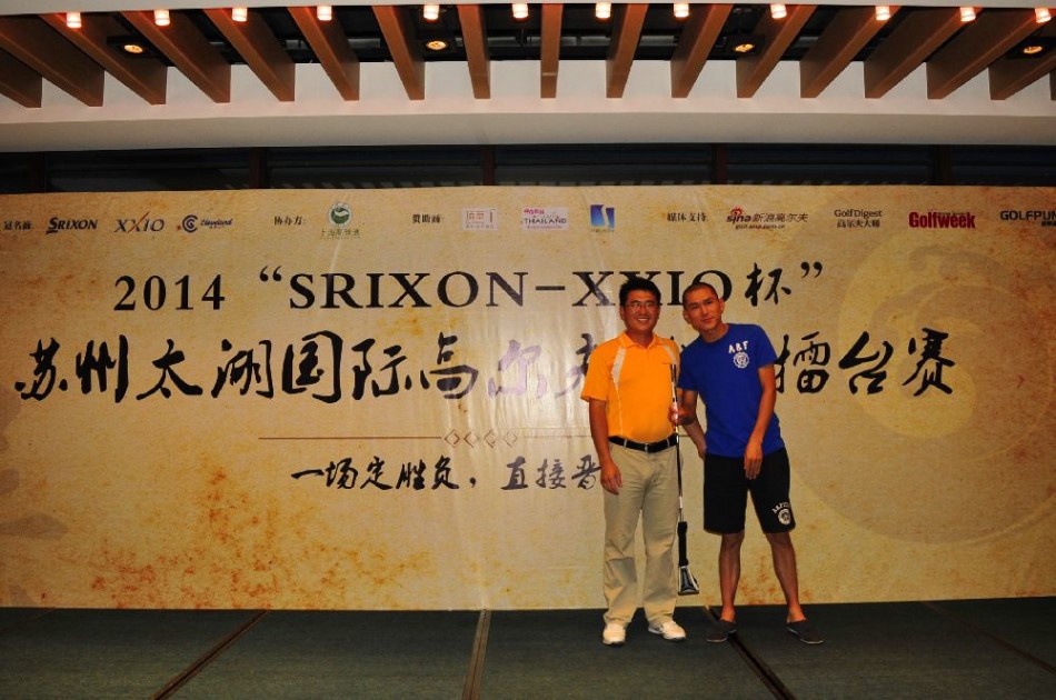 球员完成精彩推杆后振臂庆祝，胜利喜悦如涟漪般感染整个球场