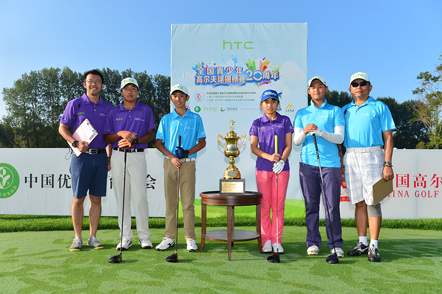 凝神聚力：第三组球手在果岭旁围成一圈，认真聆听战术安排，眼神中闪烁着对胜利的共同渴望。