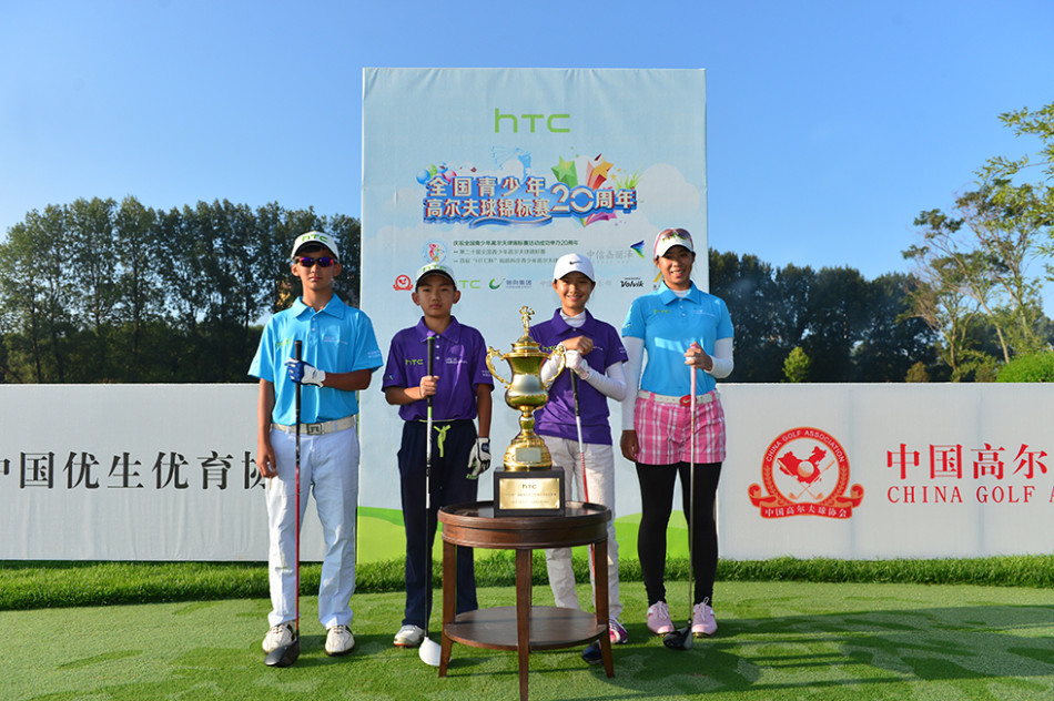 蓄势待发：男队与女队成员们精神抖擞，分别列队站立，展现出整装待发、信心满满的昂扬斗志。