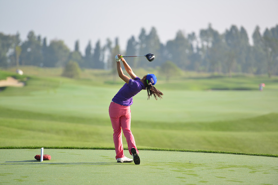 并肩同行：威盛副总裁徐涛先生与球员并肩站立合影，双方亲切交谈，展现企业对体育未来的支持与期许。