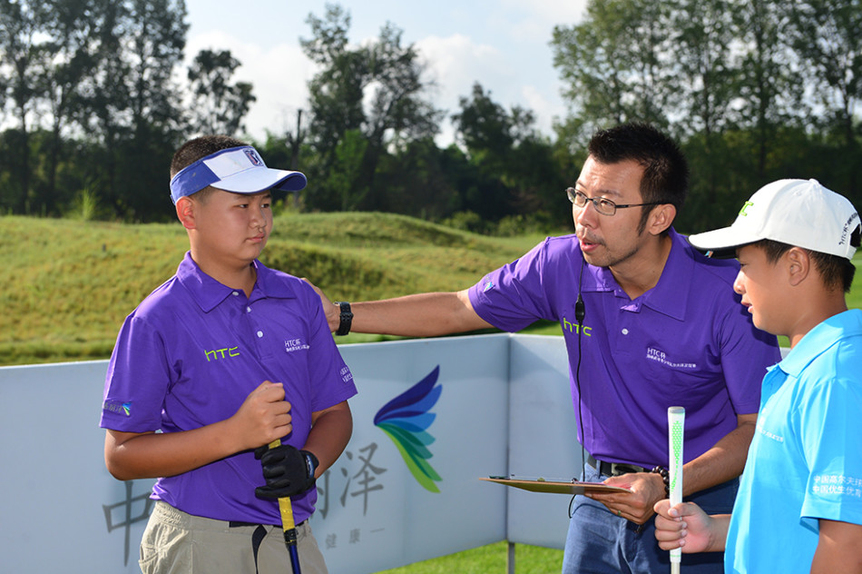 梦想起航：第一组开球的小球手们聚集在标志牌下，面对镜头举起拳头，稚嫩的脸上写满了对比赛的兴奋与期待。