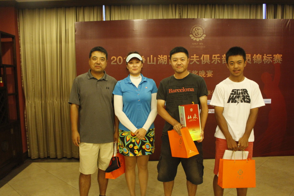 绿草如茵的球道上，选手正进行关键一推，周围同组球员与球童静静观看，气氛紧张而专注