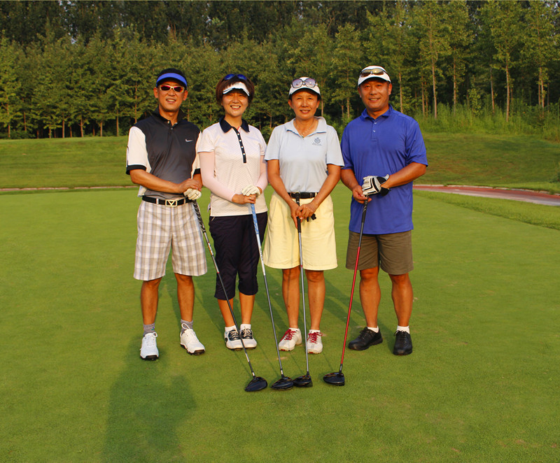 球员在景色宜人的球道上优雅挥杆，背景是净山湖球场经典的林克斯风格景观与开阔水域