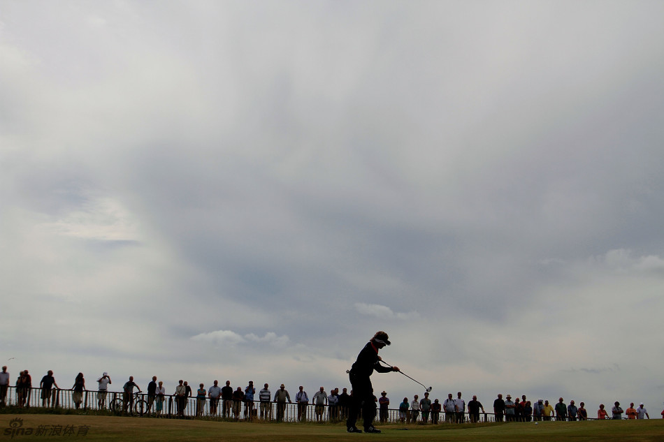 兰格深情凝视造型古典的酒壶奖杯，银色的壶身在阳光下流淌着胜利的光泽。