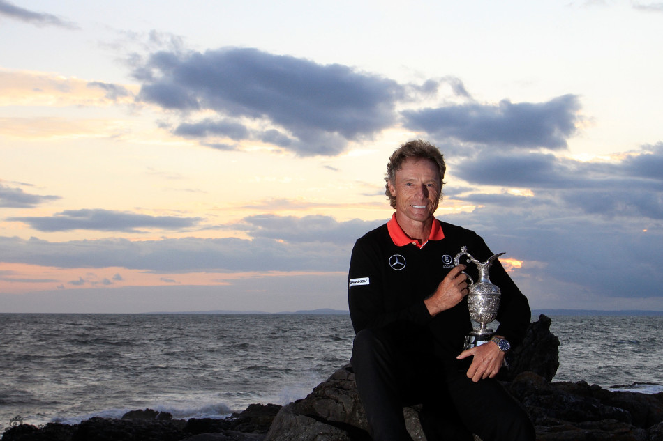 兰格将胜利的小白球高高抛向空中，背景是欢呼的观众与无垠的绿茵。