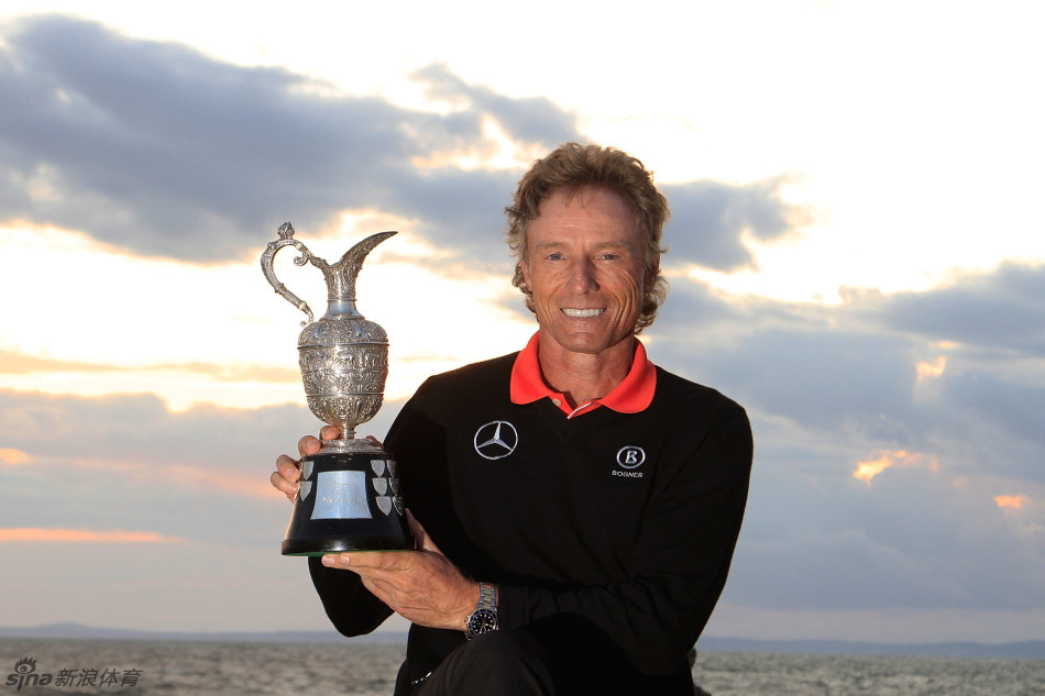 颁奖典礼上，兰格怀抱冠军奖杯笑容灿烂，妻子在一旁满脸自豪地凝望着他。