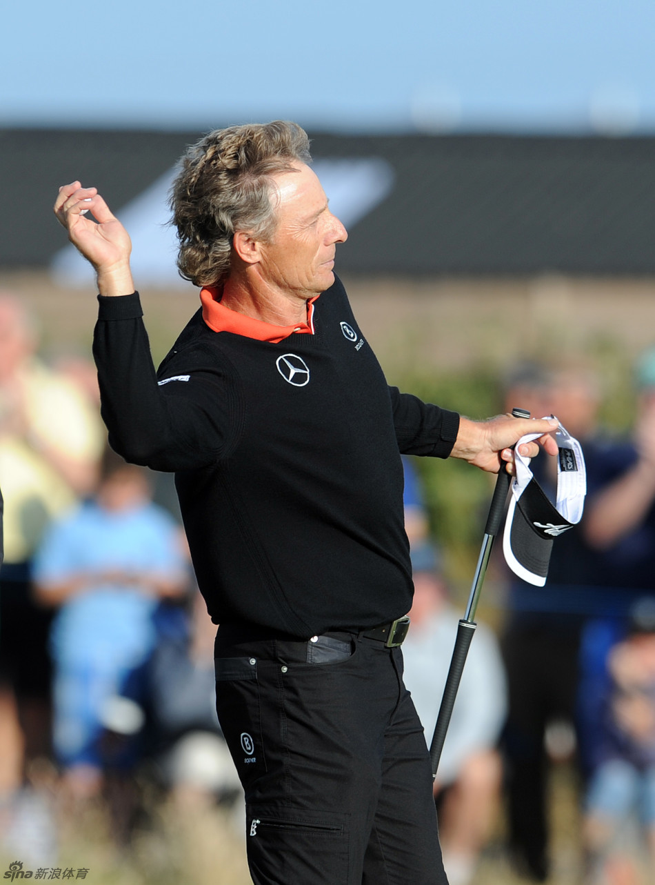 兰格与球童紧握拳头激情庆祝，两人并肩作战的默契与友情溢于言表。