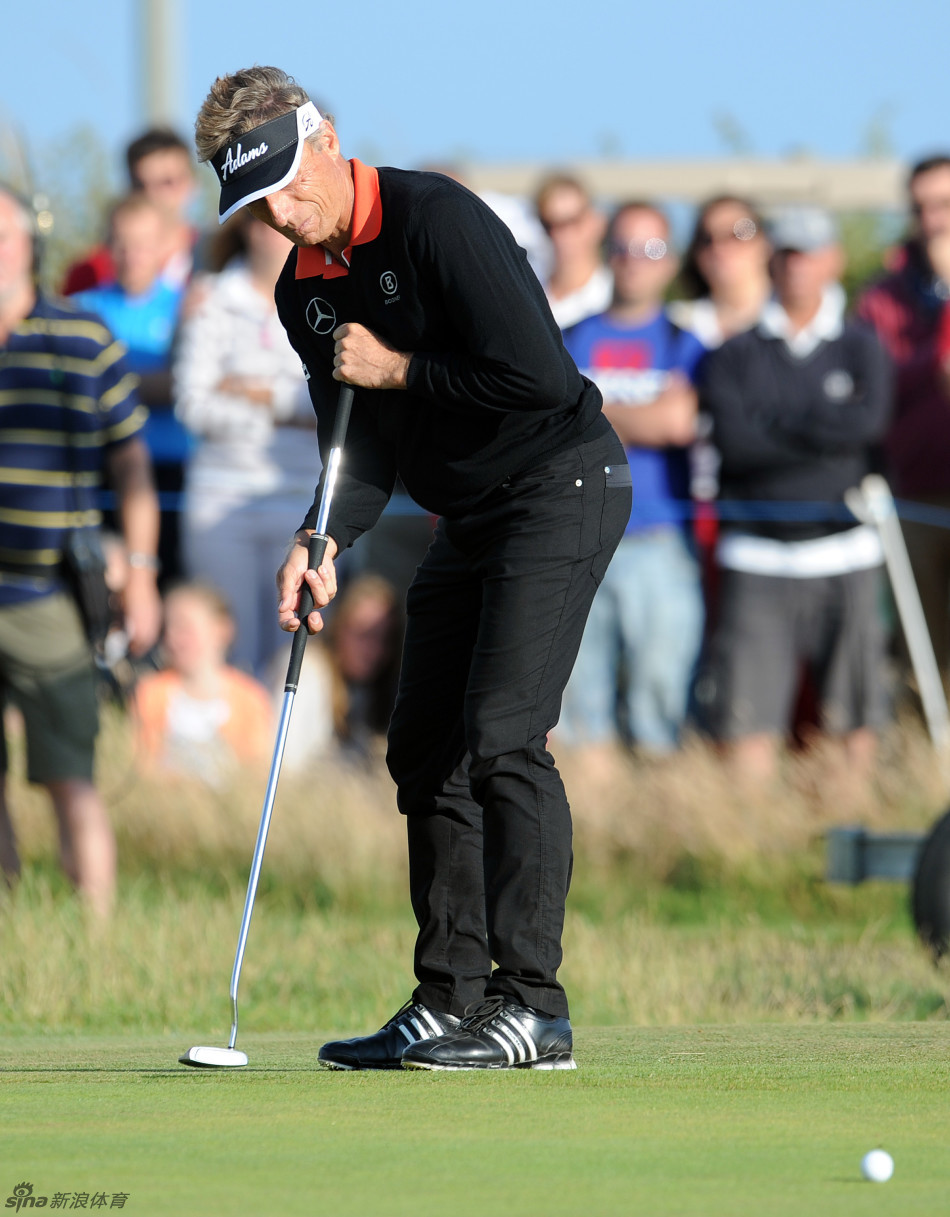 兰格在比赛中稳健挥动铁杆，动作流畅而充满力量，展现大师风范。