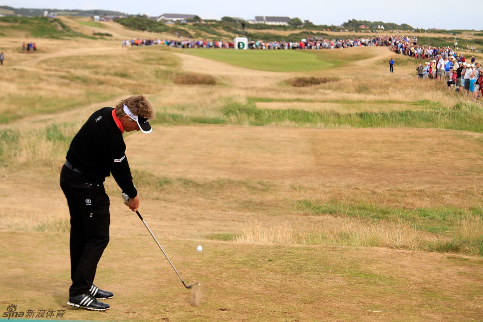 冠军奖杯静静地置于台座之上，等待着它的主人，场景庄重而充满期待。