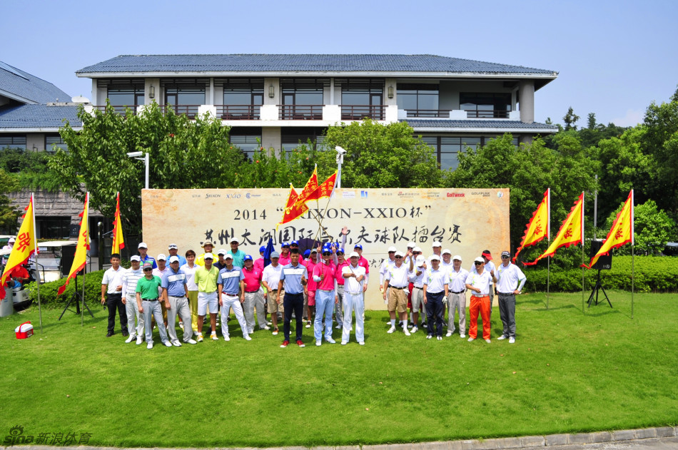 选手正专注地蹲在果岭边观察推杆线路，阳光将他的身影拉长，展现了高尔夫运动所需的极度专注。