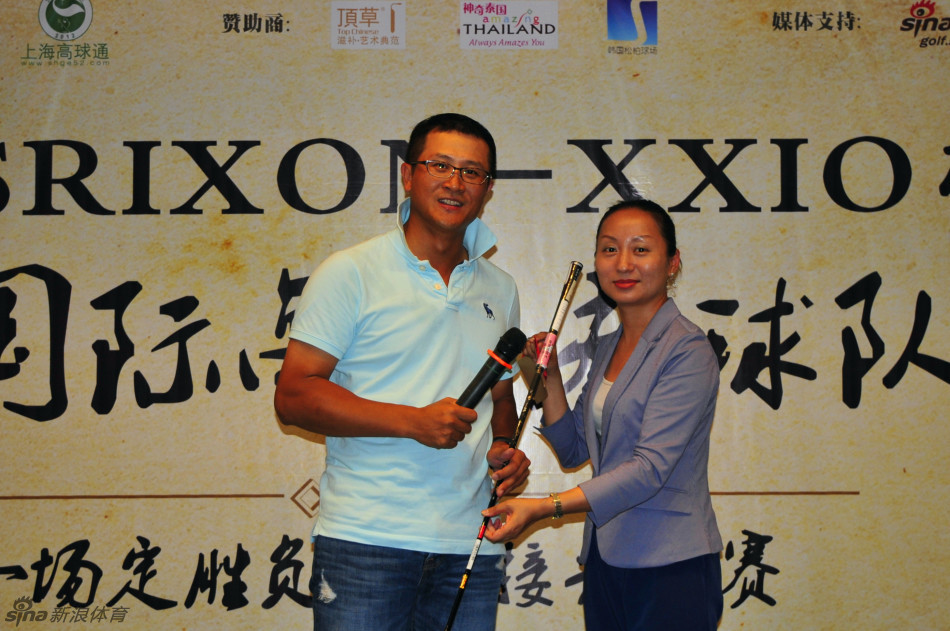 颁奖典礼上，净杆季军获得者面带笑容从颁奖嘉宾手中接过奖杯，周围观众报以热烈掌声。