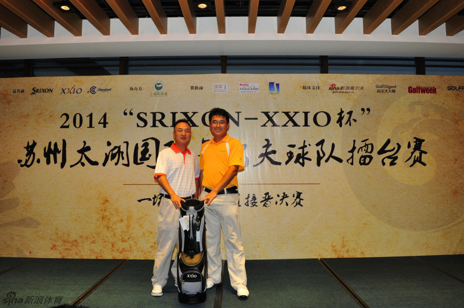 一位球员在练习果岭上示范将高尔夫预备动作与普拉提伸展相结合，体现了现代高尔夫训练的多元素融合。