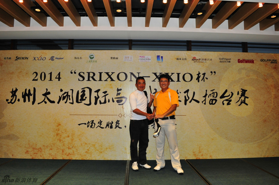 上清高尔夫球队队员在烈日下宣誓，他们目光坚定，展现了投身比赛的决心与高昂的斗志。