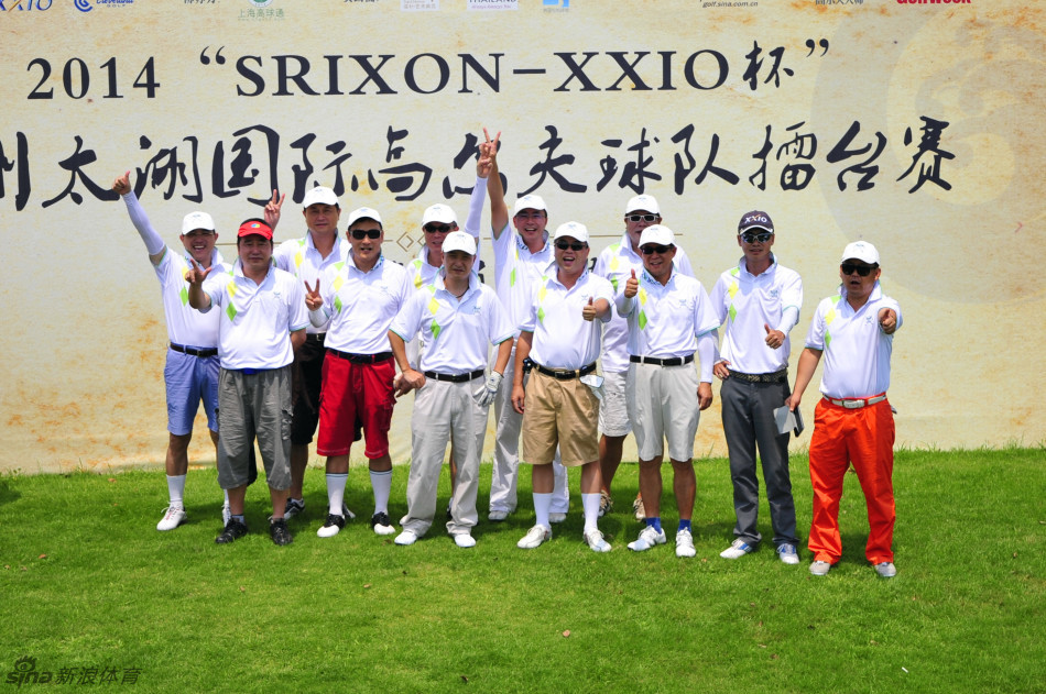 聚高校友队队员在开球前庄严宣誓，神情专注，展现出对比赛的高度重视。