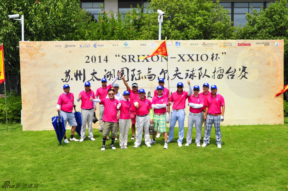 赛后大合影，优胜队伍高举奖杯笑容灿烂，所有参赛者齐聚一堂，定格下充满友谊与欢乐的瞬间。