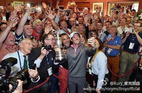 麦克罗伊高举葡萄酒壶奖杯，胜利的喜悦如香槟泡沫般洋溢在他年轻的脸庞上