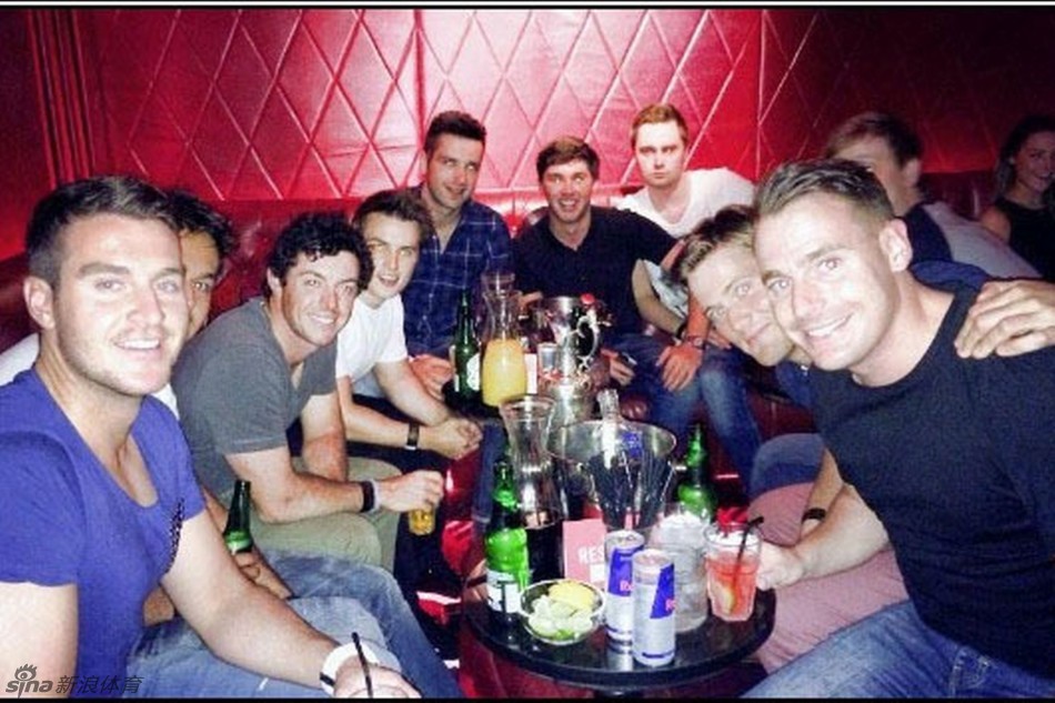 麦克罗伊的母亲罗西眼含欣慰的泪光，小心翼翼地将美酒注入那座象征儿子荣耀的葡萄酒壶奖杯