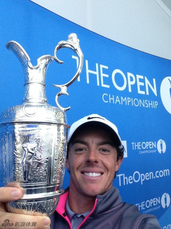 在更衣室的静谧时刻，麦克罗伊深情凝视着刚刚到手的葡萄酒壶奖杯，仿佛在阅读一部属于自己的传奇