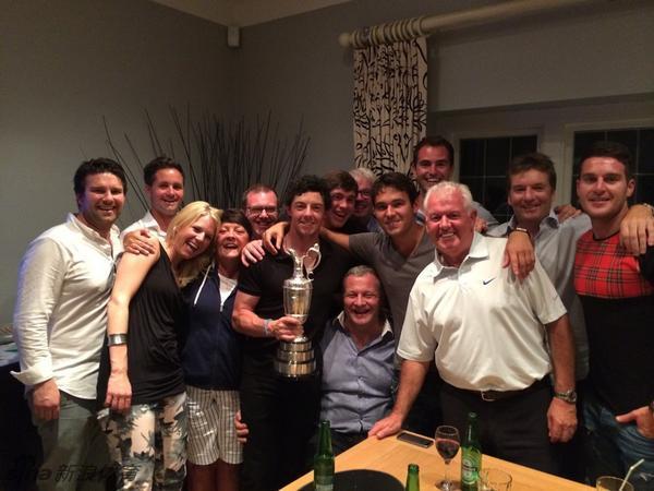 麦克罗伊与好友在好莱坞高尔夫俱乐部亲密合影，奖杯置于中央，定格了青春、友谊与荣耀交汇的瞬间