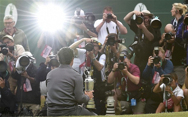 面对众多媒体镜头，麦克罗伊自信地展示奖杯，标志性的微笑诠释着一位年轻冠军的从容与魅力