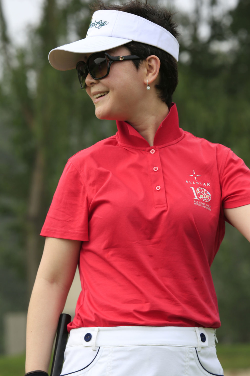 比赛结束后，几位女球员手持奖品，在果岭旁绽放出胜利而欢快的笑容，合影留念。