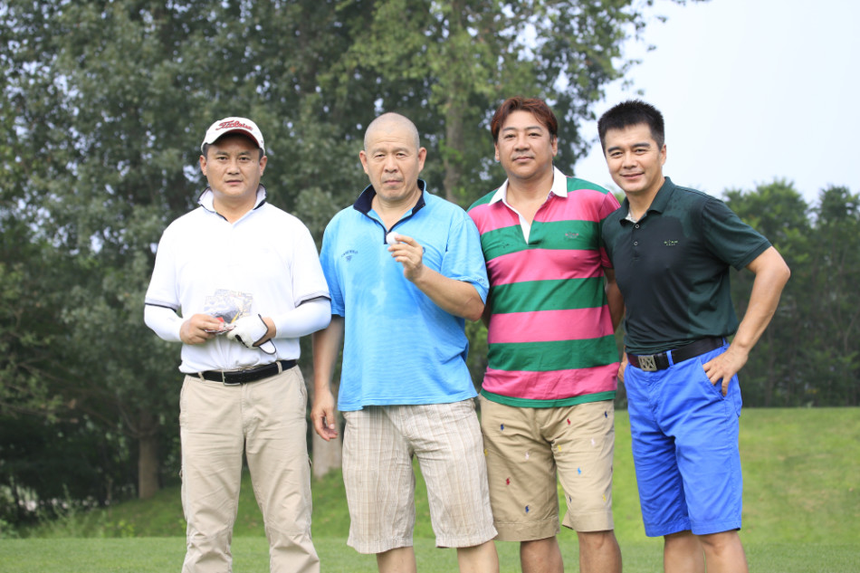 明星球员岳红与篮球名将宋晓波在球场边轻松交谈，两人开怀大笑，气氛融洽友爱。