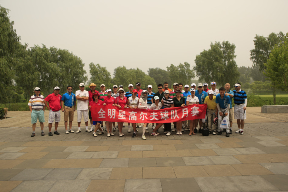 一位球员正从沙坑中救球，沙砾飞扬，展现了高尔夫运动中克服障碍的专注与技巧。